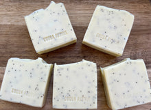 Load image into Gallery viewer, Lemon Poppyseed with Lemon essential oil & exfoliating poppyseeds