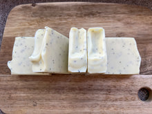Load image into Gallery viewer, Lemon Poppyseed with Lemon essential oil & exfoliating poppyseeds