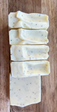 Load image into Gallery viewer, Lemon Poppyseed with Lemon essential oil &amp; exfoliating poppyseeds
